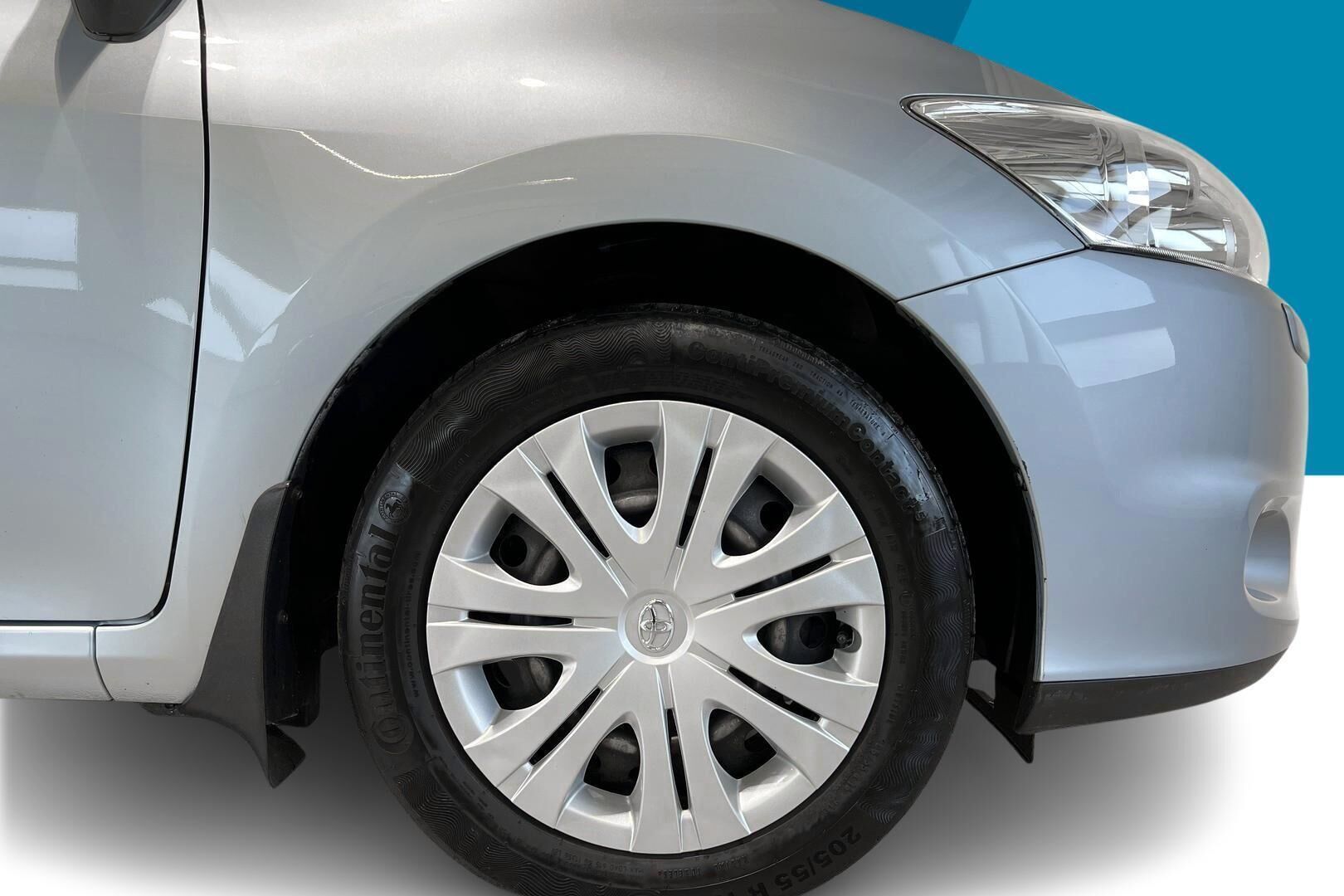 Toyota Auris iso kuva 13