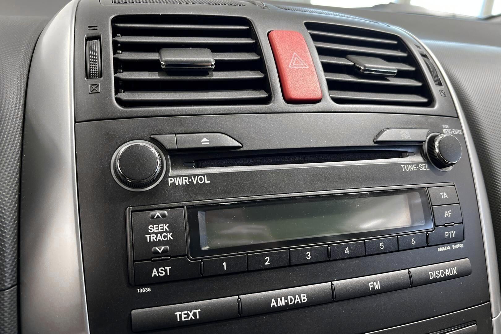 Toyota Auris iso kuva 15