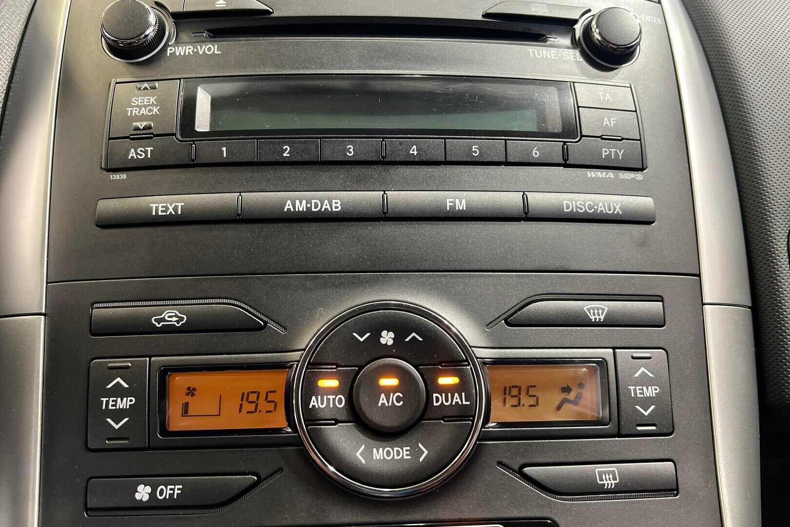 Toyota Auris iso kuva 16