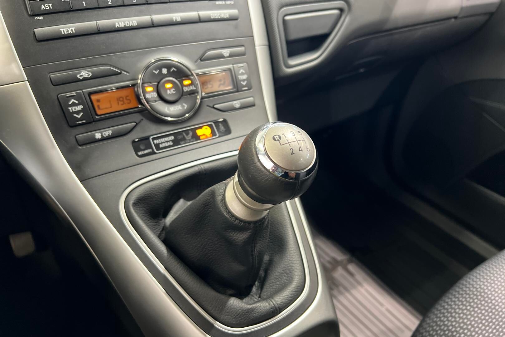 Toyota Auris iso kuva 17