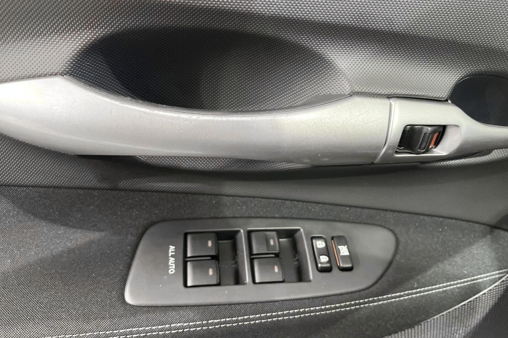 Toyota Auris iso kuva 23