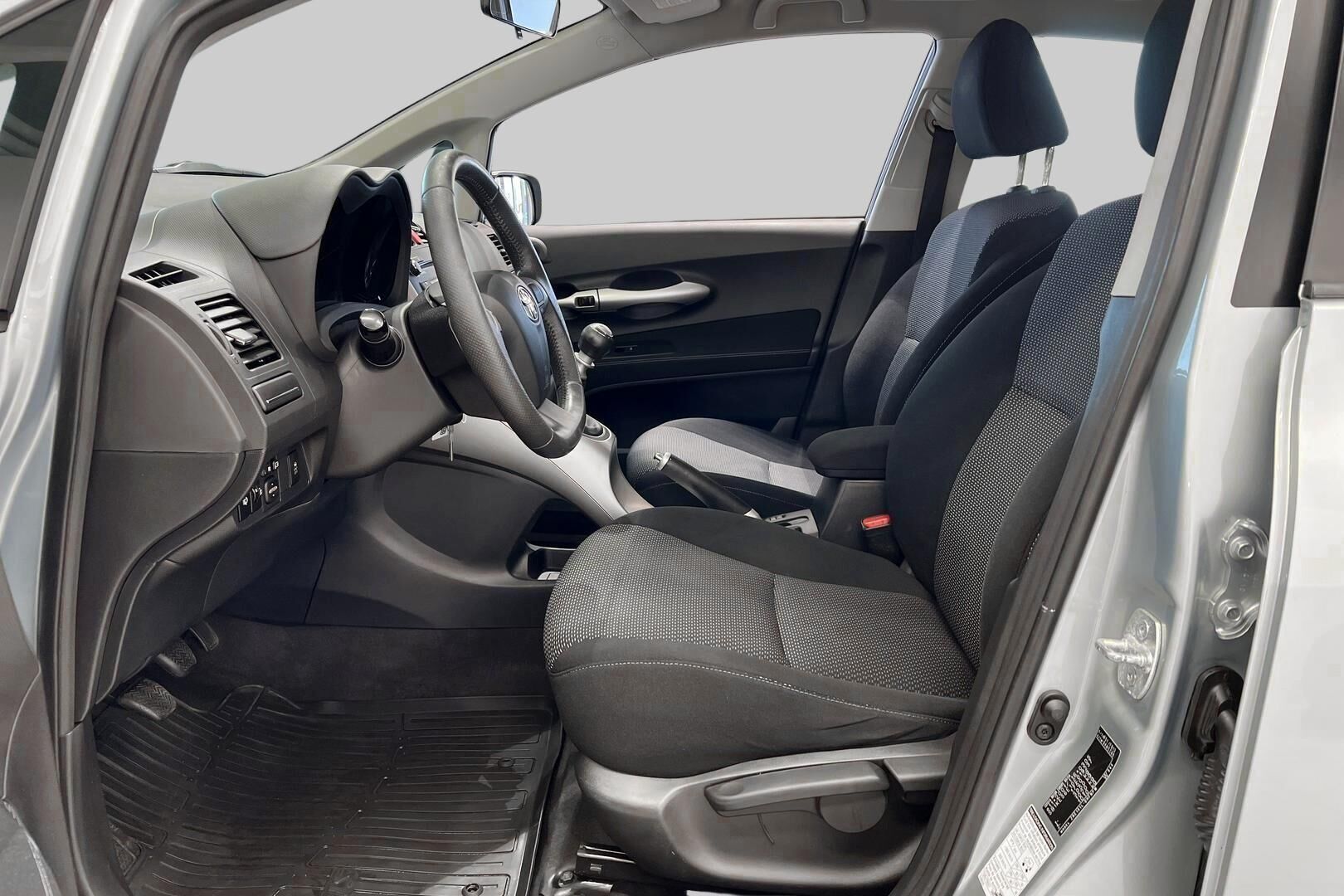 Toyota Auris iso kuva 8