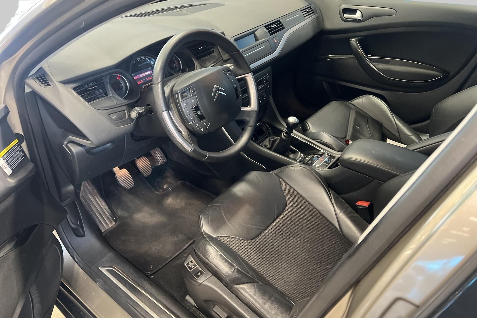 Citroen C5 iso kuva 8
