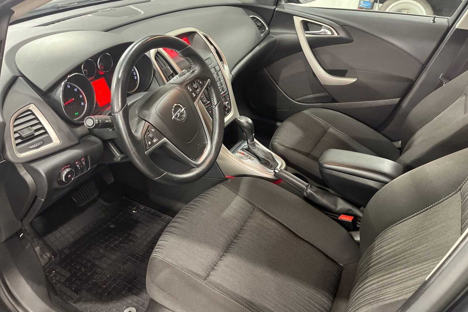 Opel Astra iso kuva 6
