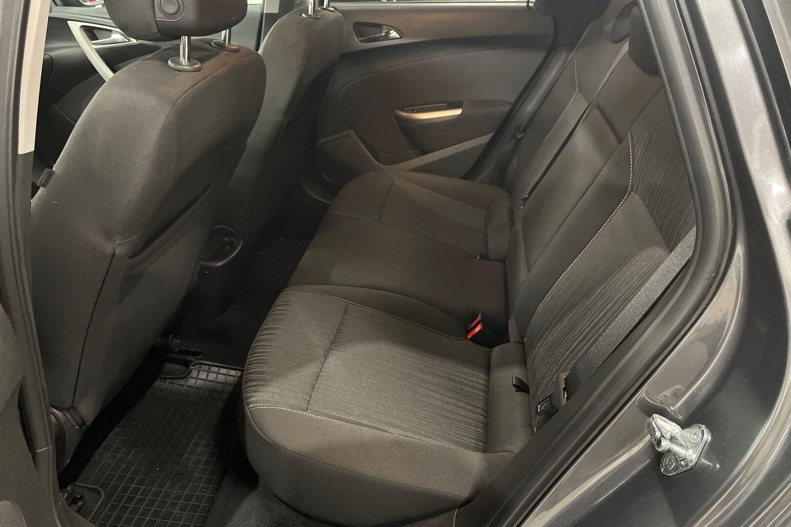 Opel Astra iso kuva 8