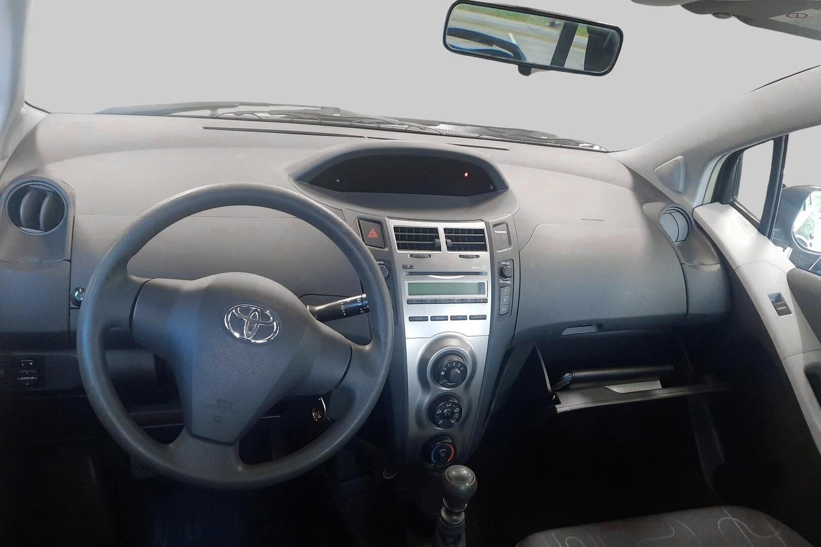 Toyota Yaris iso kuva 2