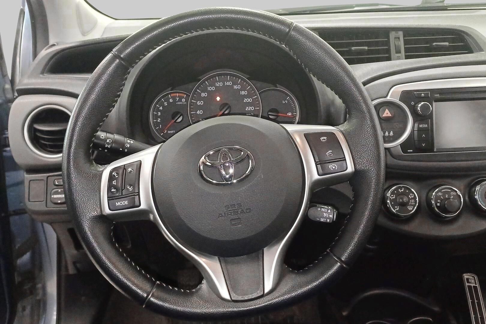Toyota Yaris iso kuva 2