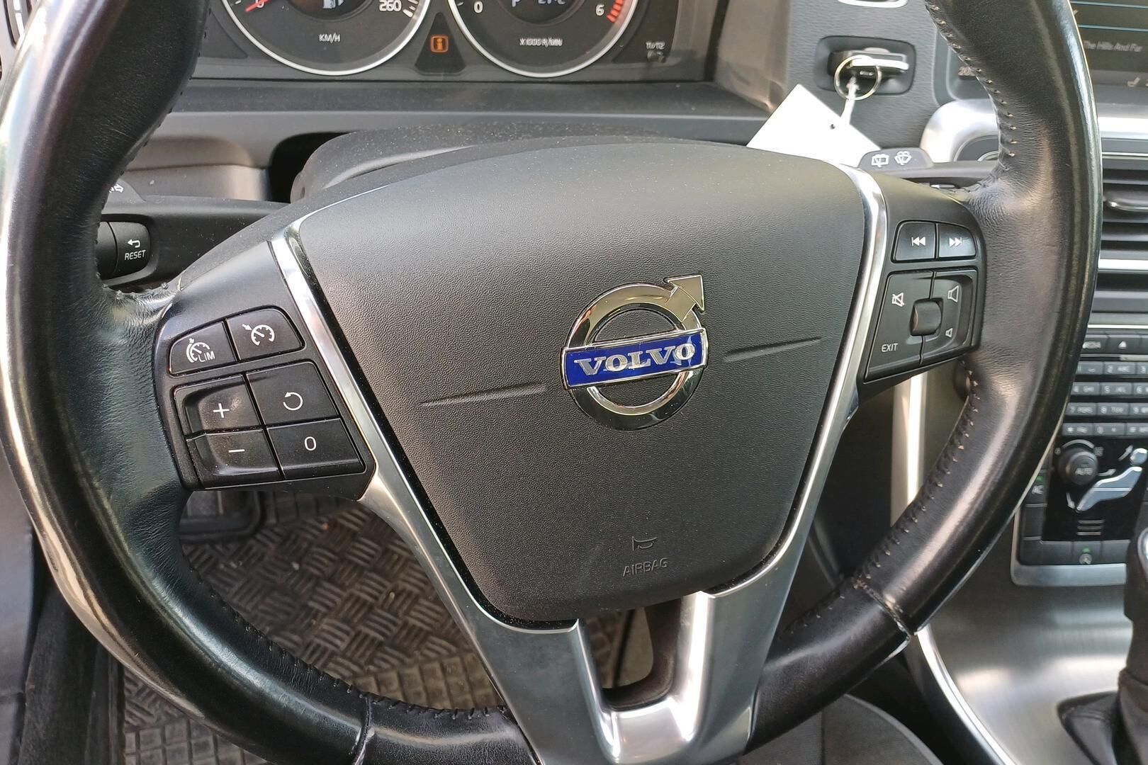 Volvo V60 iso kuva 29