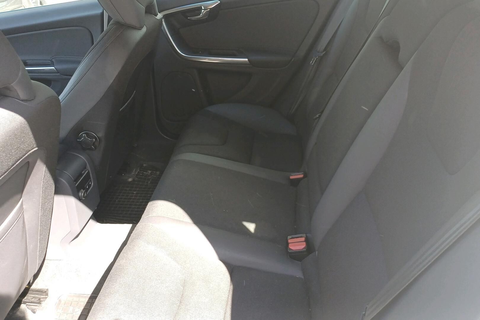 Volvo V60 iso kuva 28