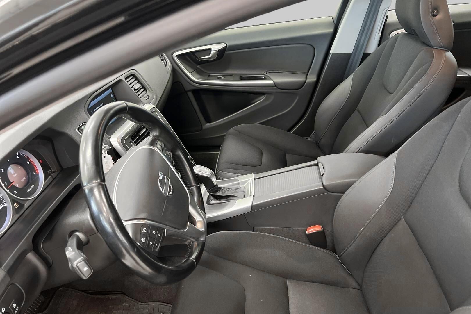 Volvo V60 iso kuva 8