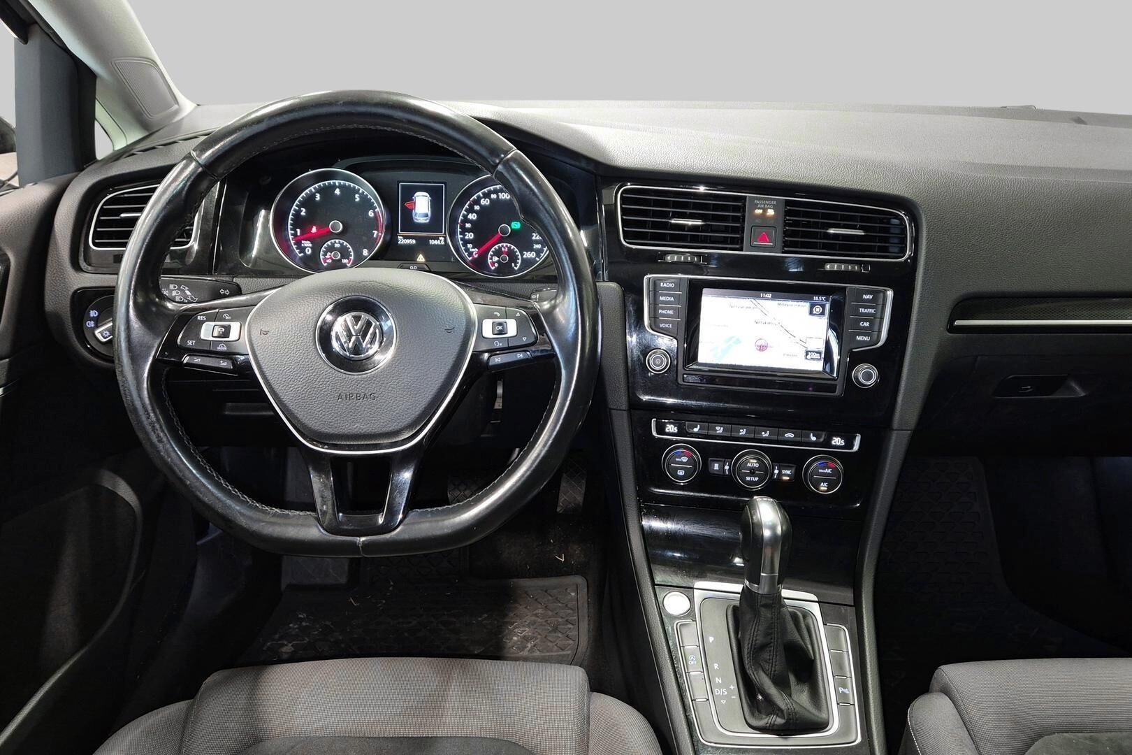 Volkswagen Golf iso kuva 2