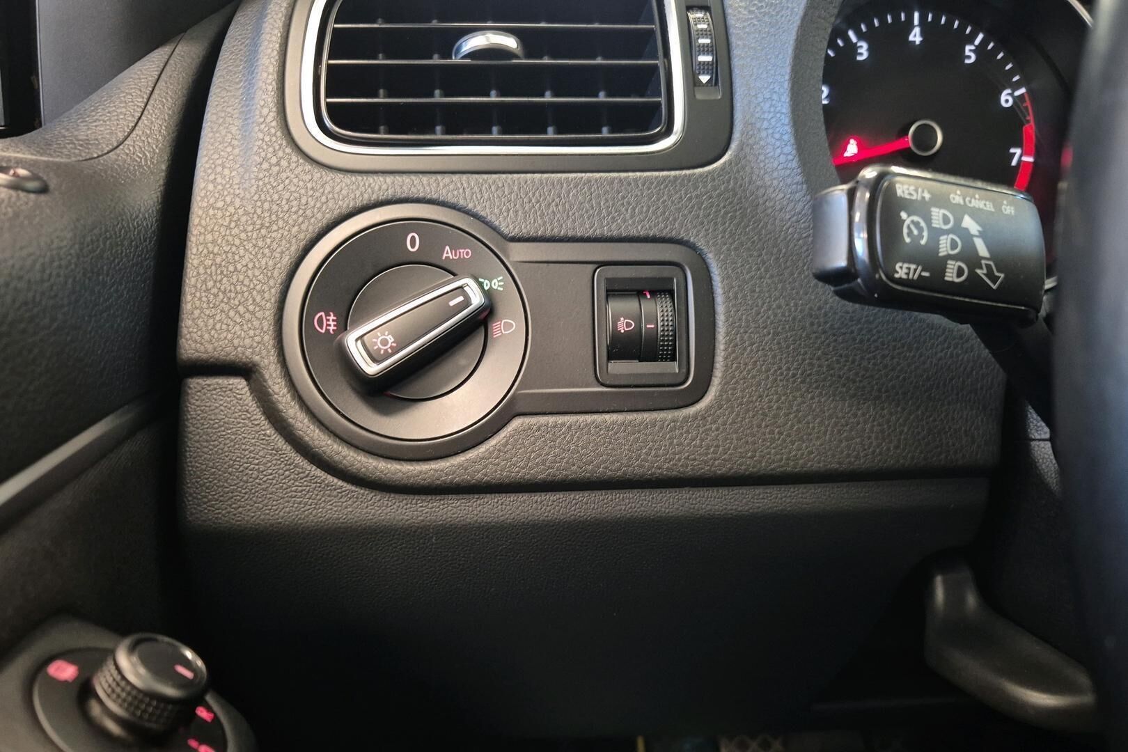 Volkswagen Polo iso kuva 8