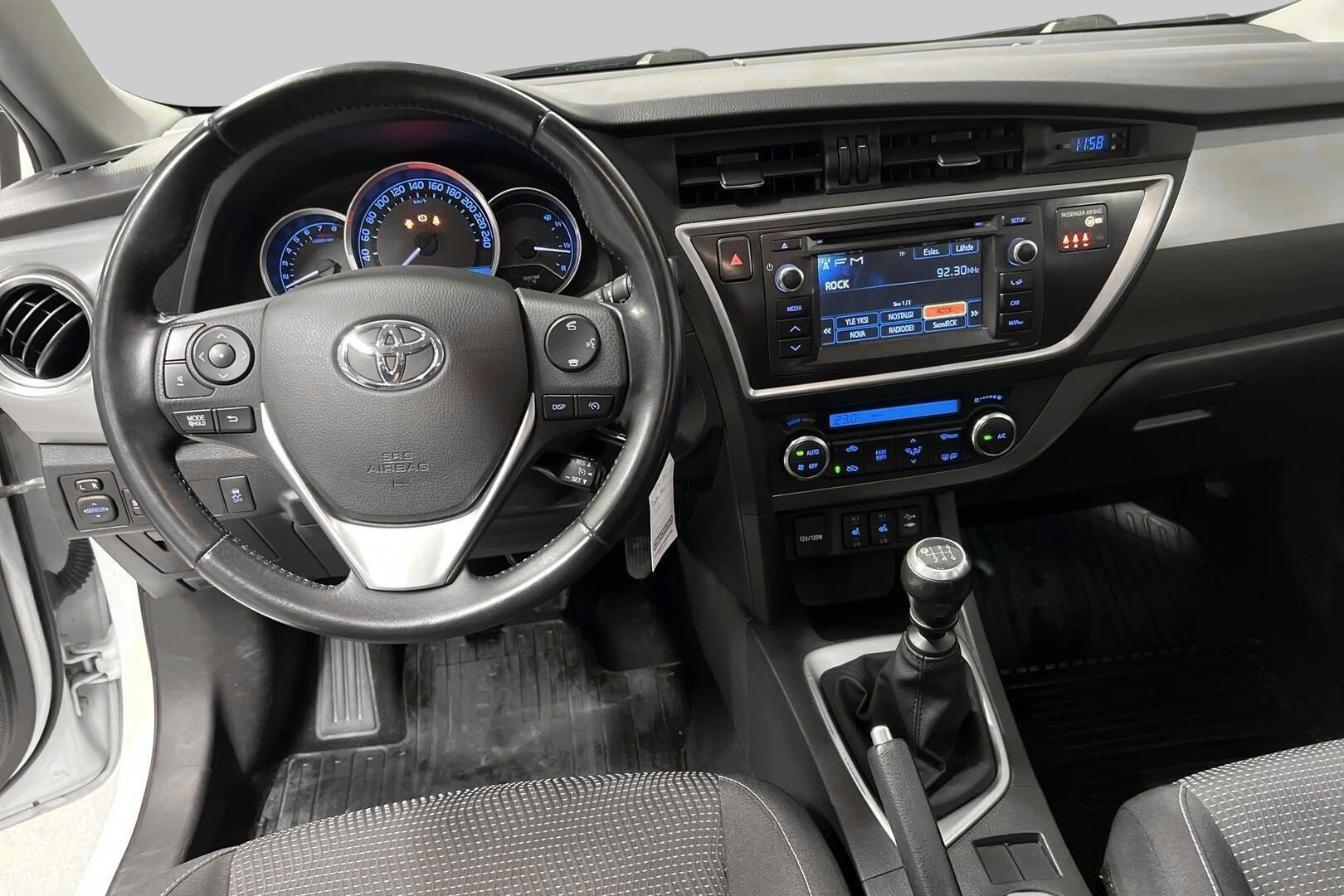 Toyota Auris iso kuva 10