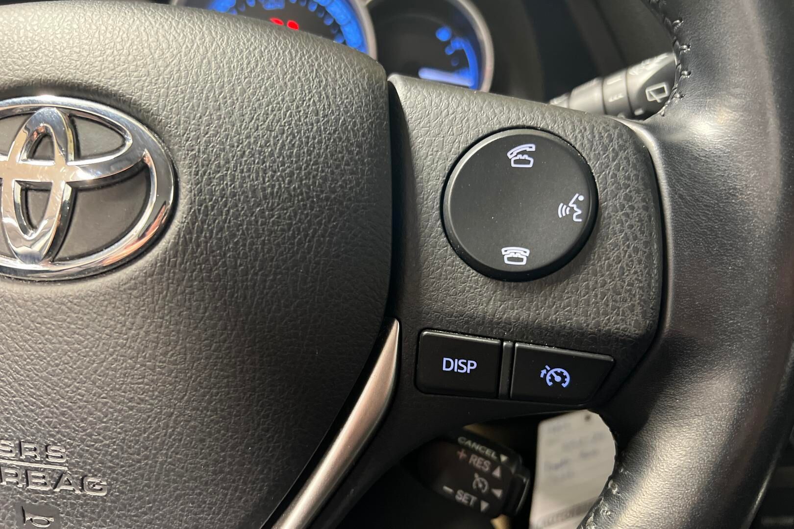 Toyota Auris iso kuva 16