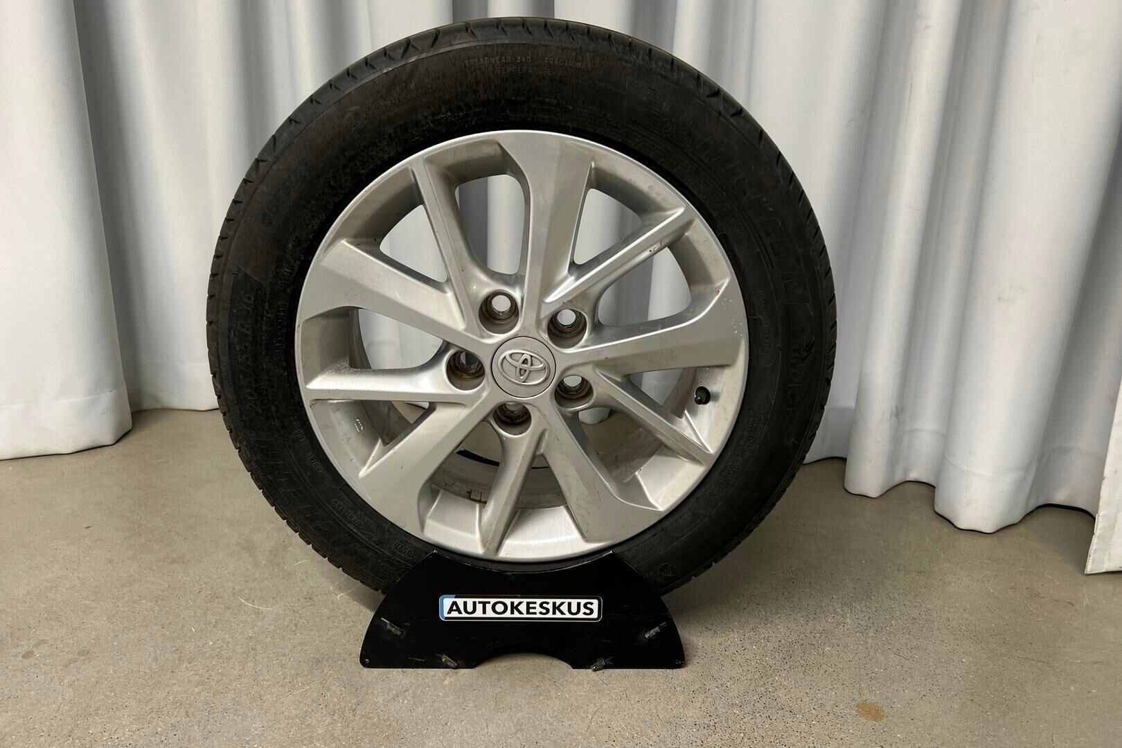 Toyota Auris iso kuva 18