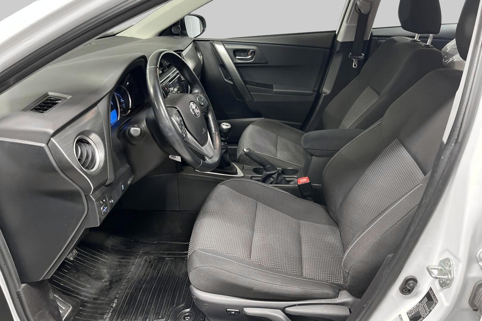 Toyota Auris iso kuva 8