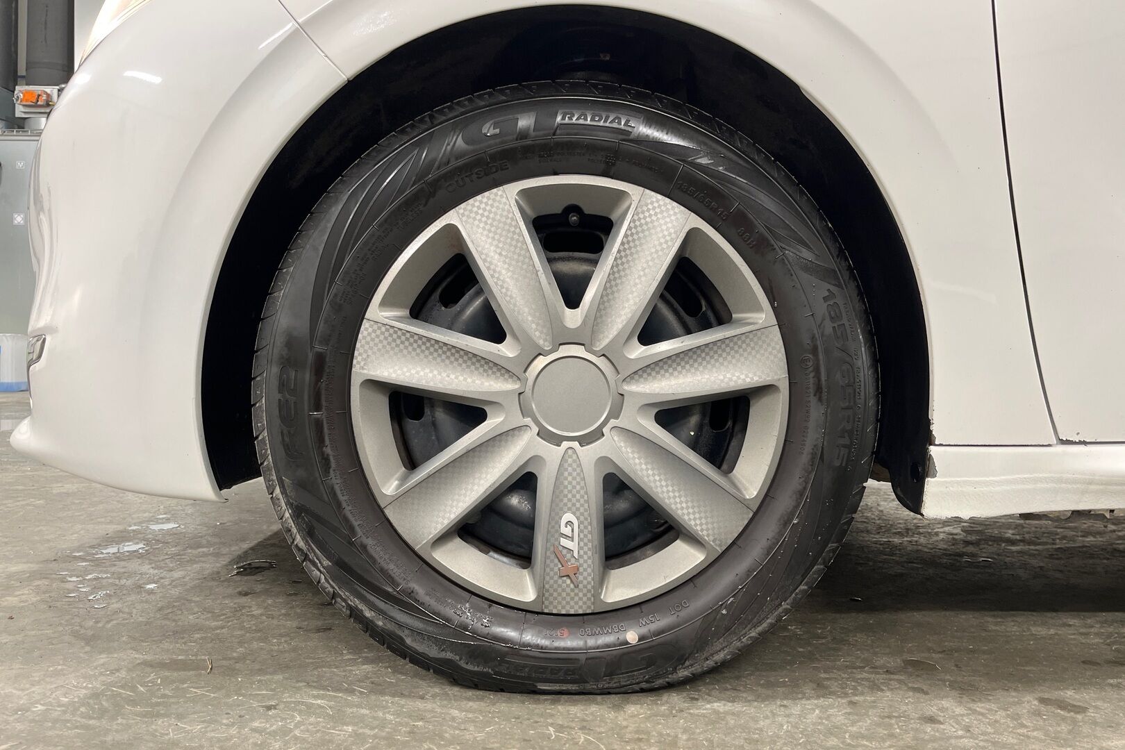 Peugeot 208 iso kuva 9