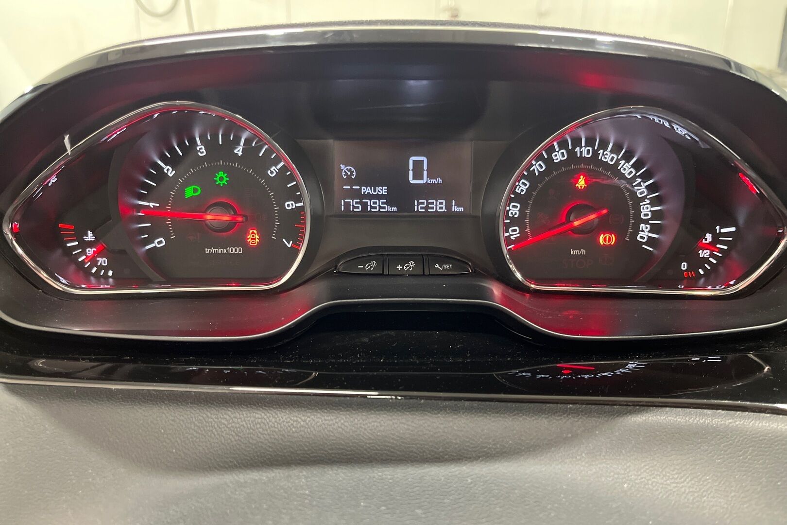Peugeot 208 iso kuva 10