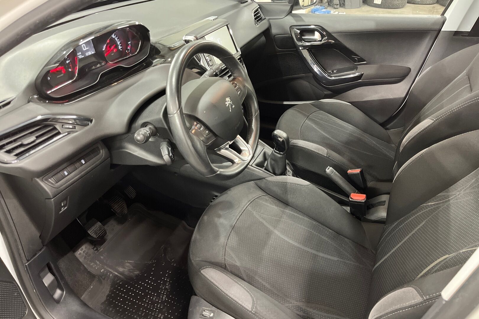 Peugeot 208 iso kuva 5