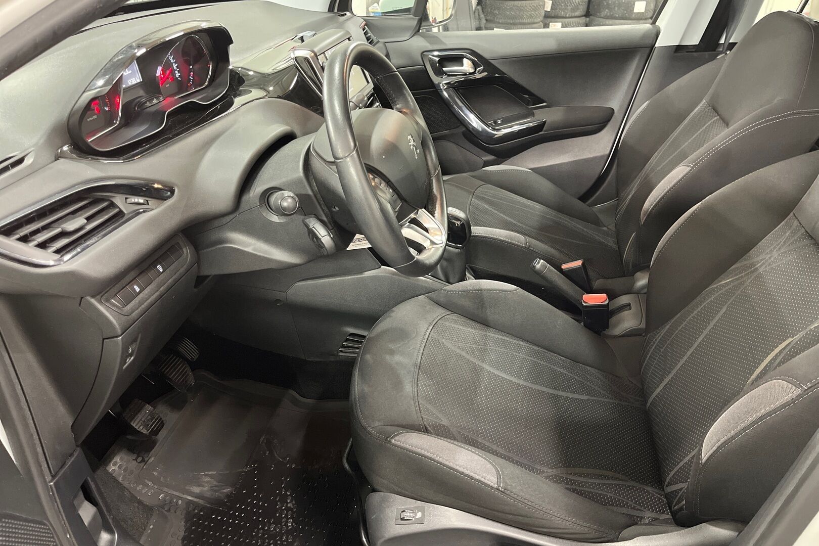 Peugeot 208 iso kuva 6