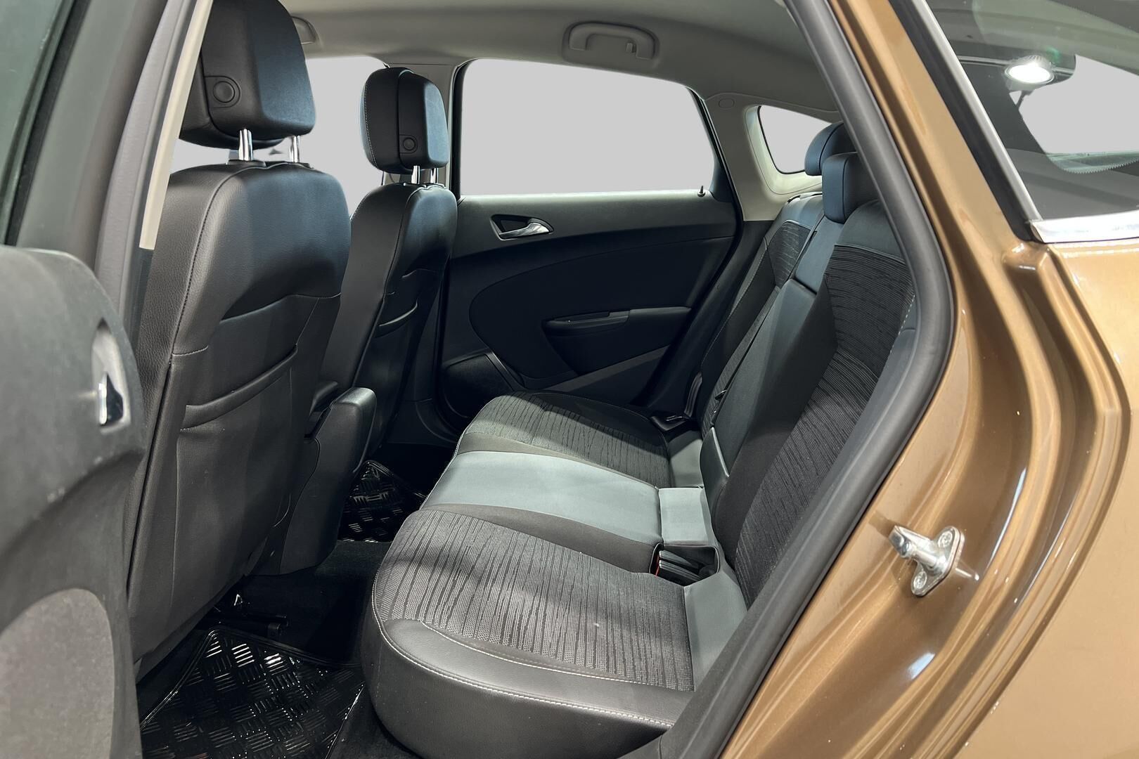 Opel Astra iso kuva 10