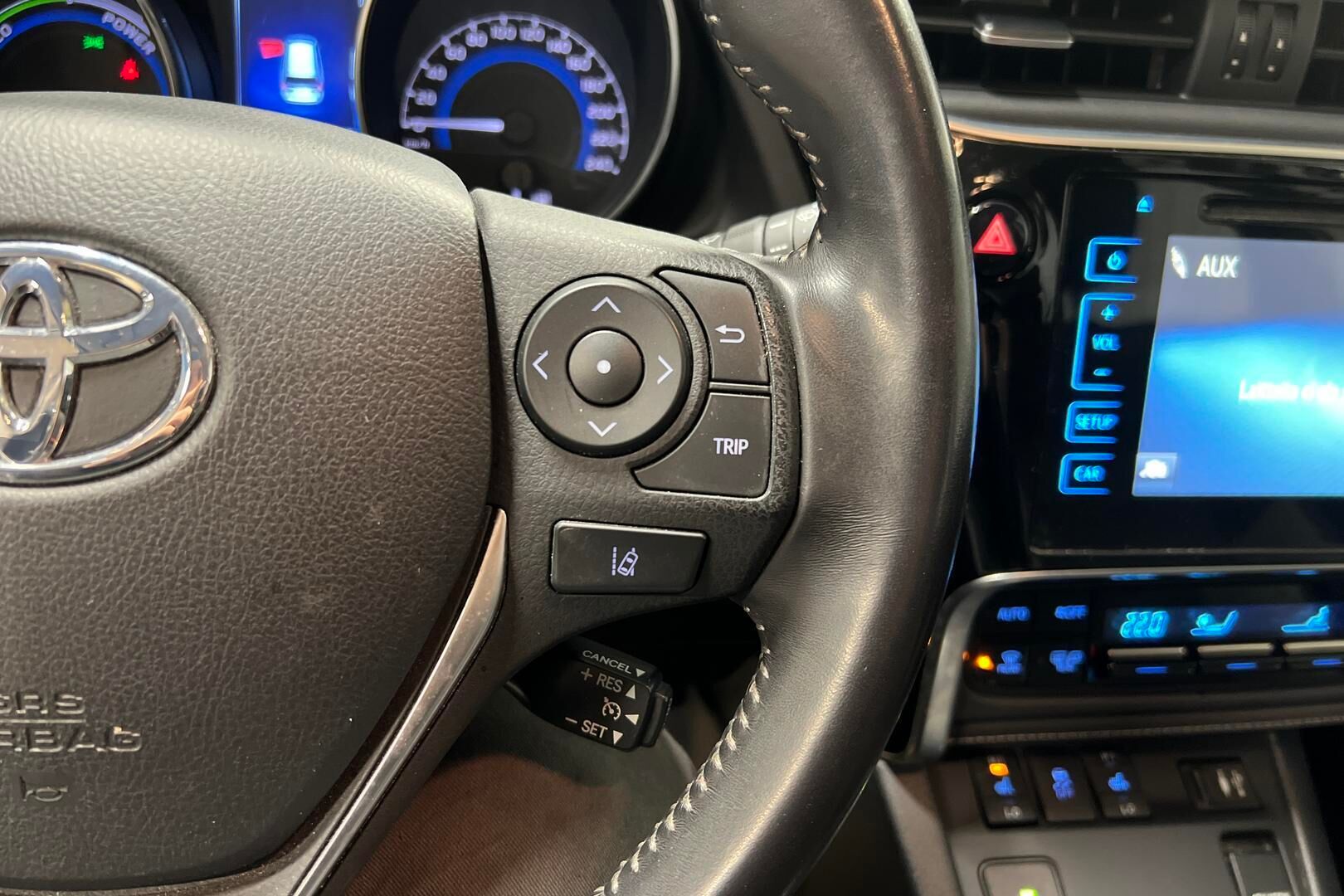 Toyota Auris iso kuva 16