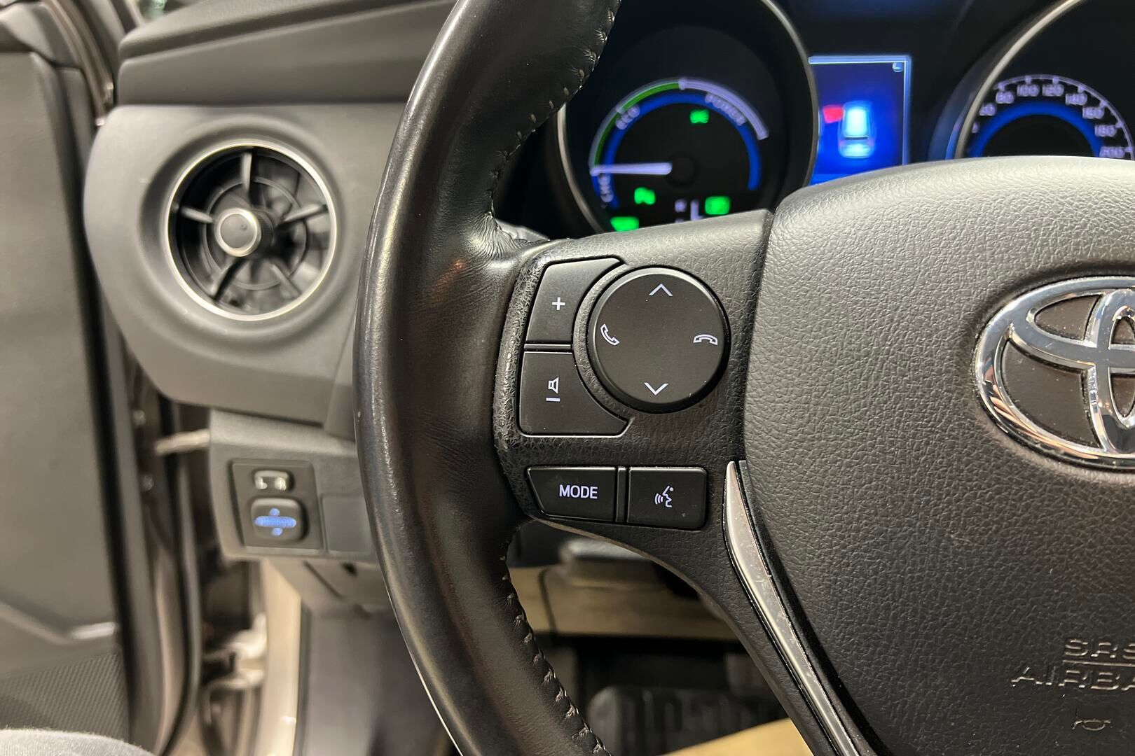 Toyota Auris iso kuva 17