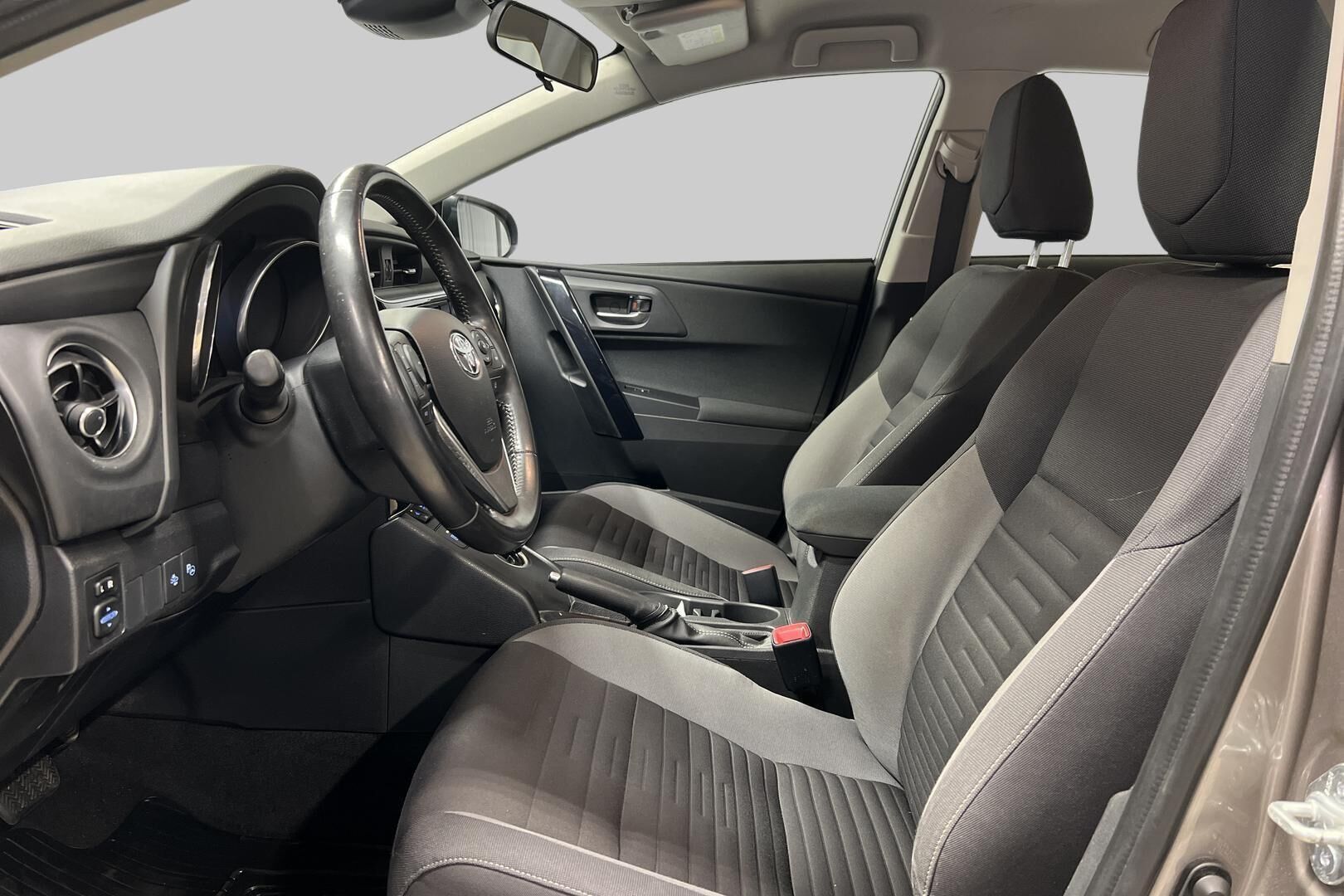 Toyota Auris iso kuva 9
