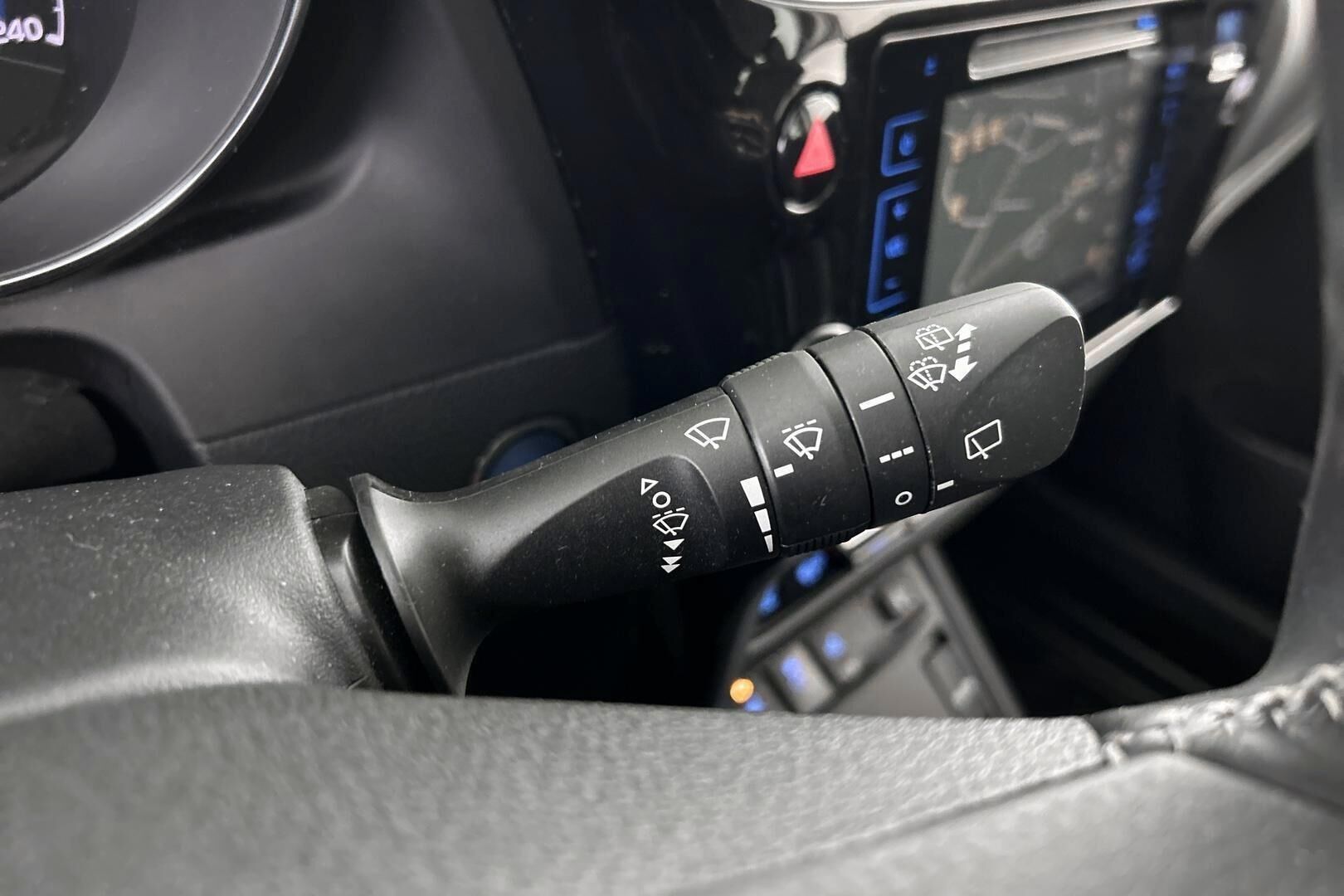 Toyota Auris iso kuva 16