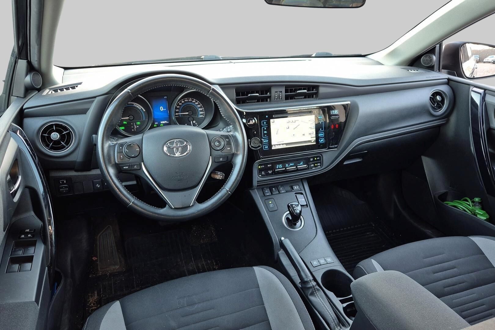 Toyota Auris iso kuva 2