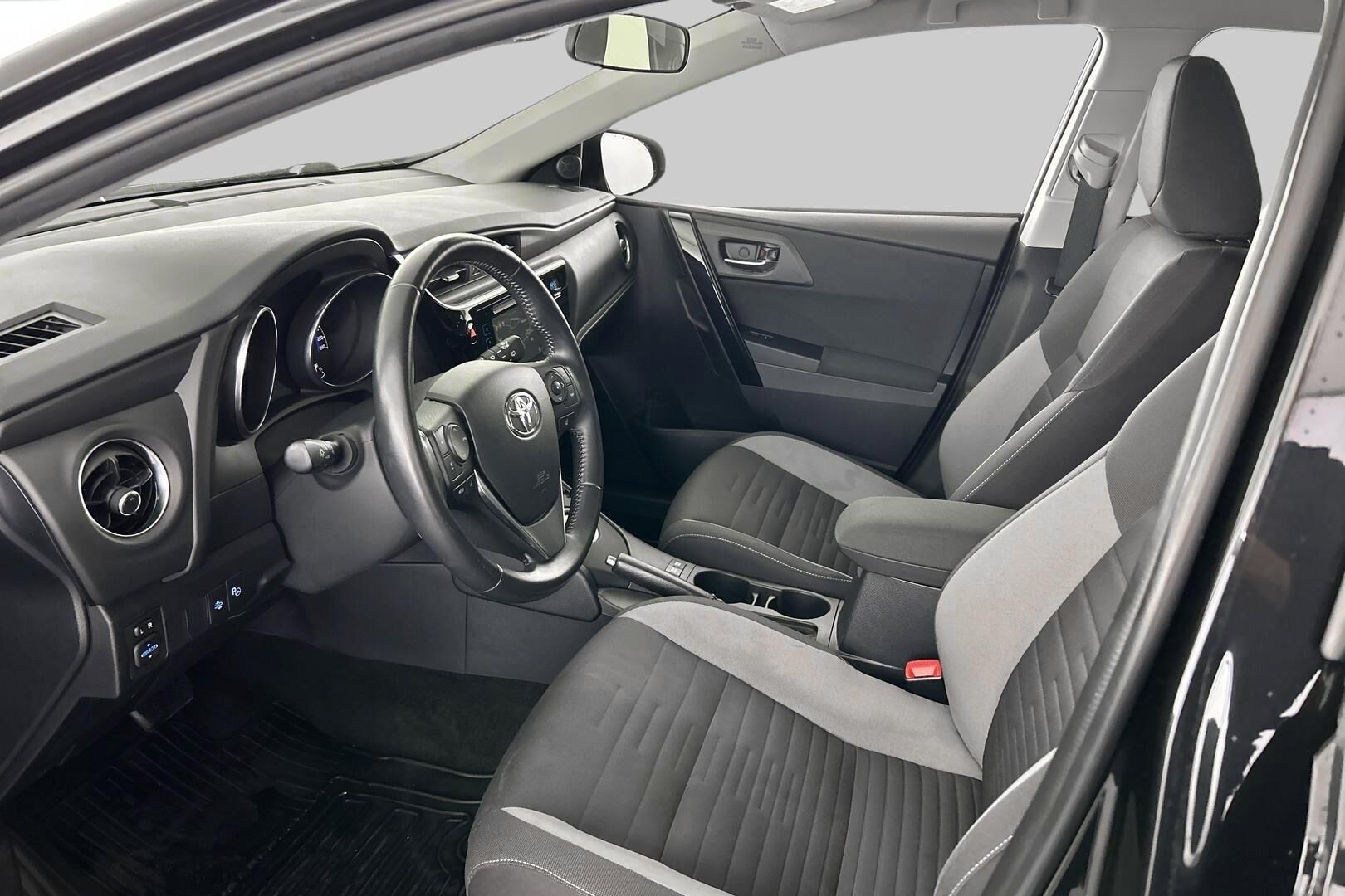 Toyota Auris iso kuva 9