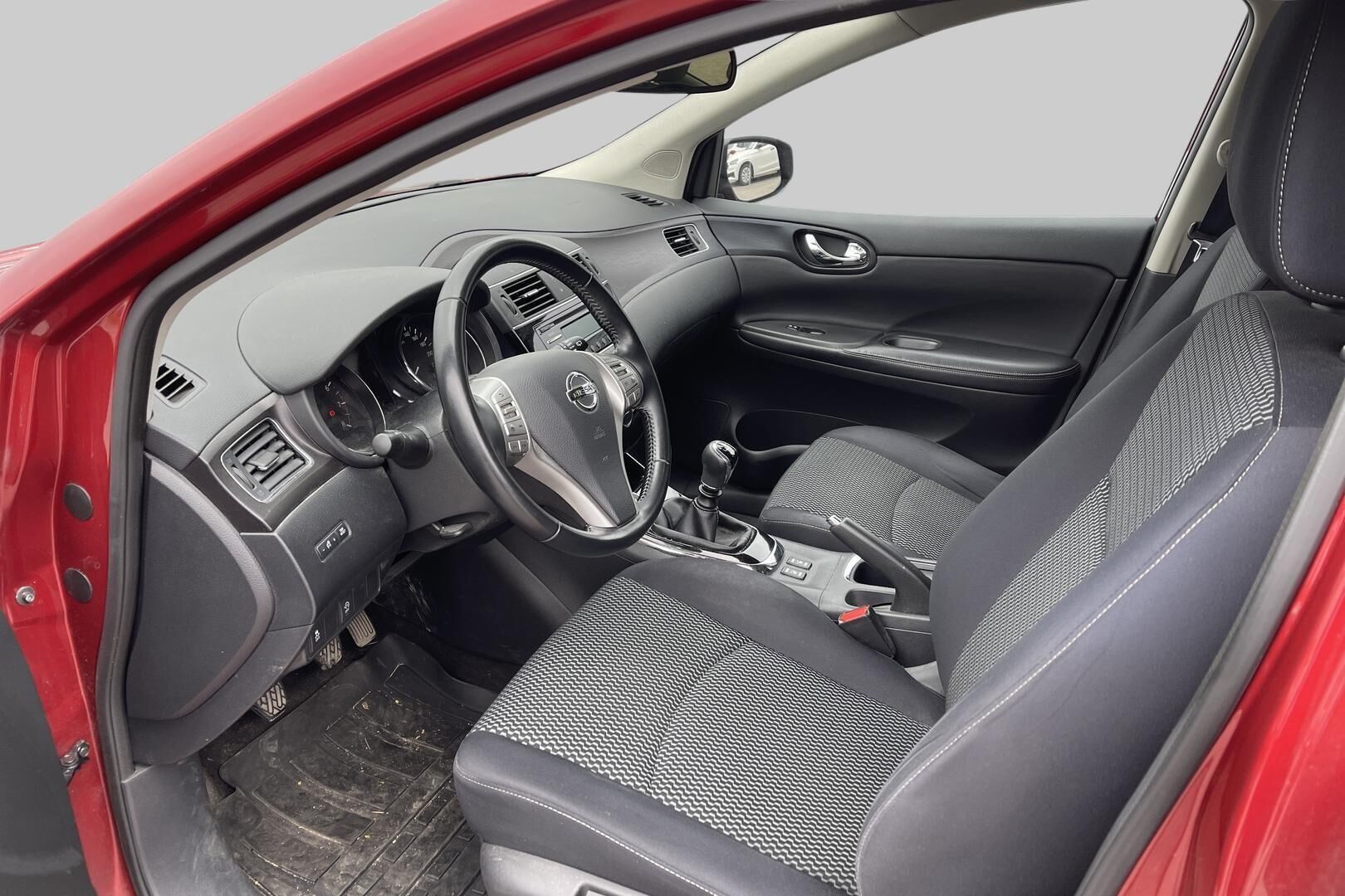 Nissan Pulsar iso kuva 2