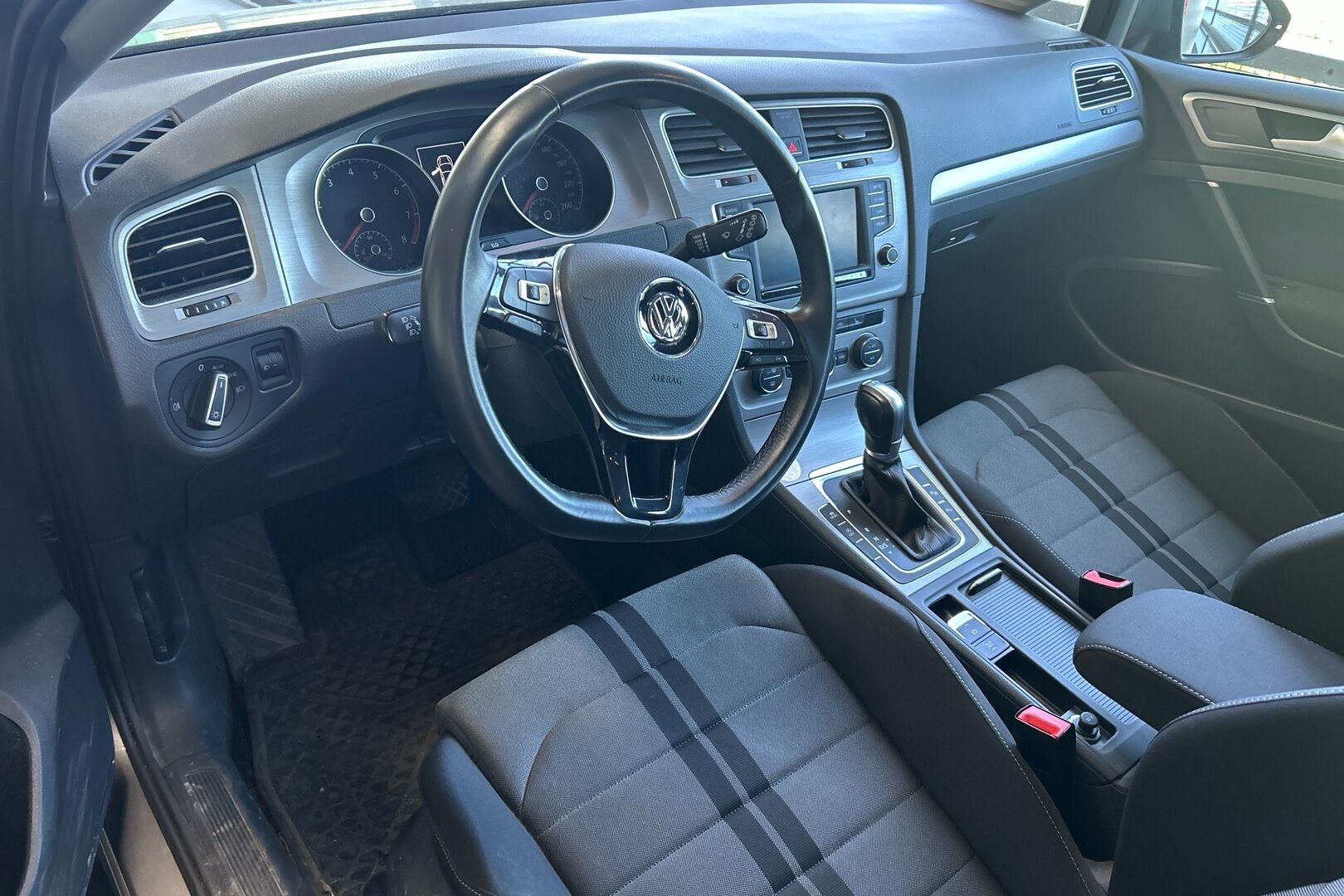 Volkswagen Golf iso kuva 1
