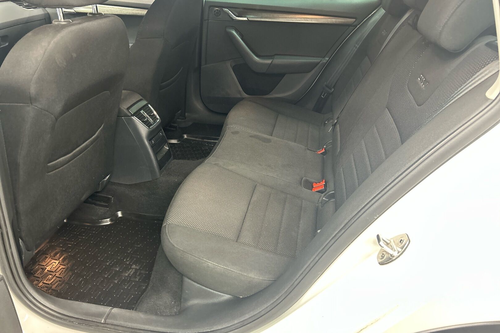 Skoda Octavia iso kuva 8