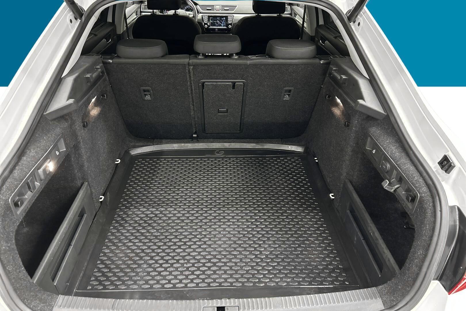 Skoda Superb iso kuva 13