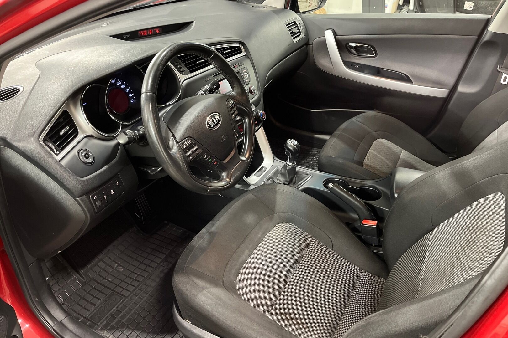 Kia cee'd iso kuva 6