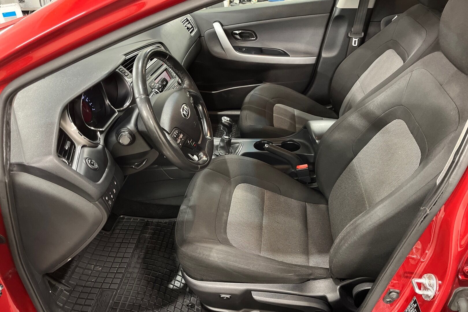 Kia cee'd iso kuva 7
