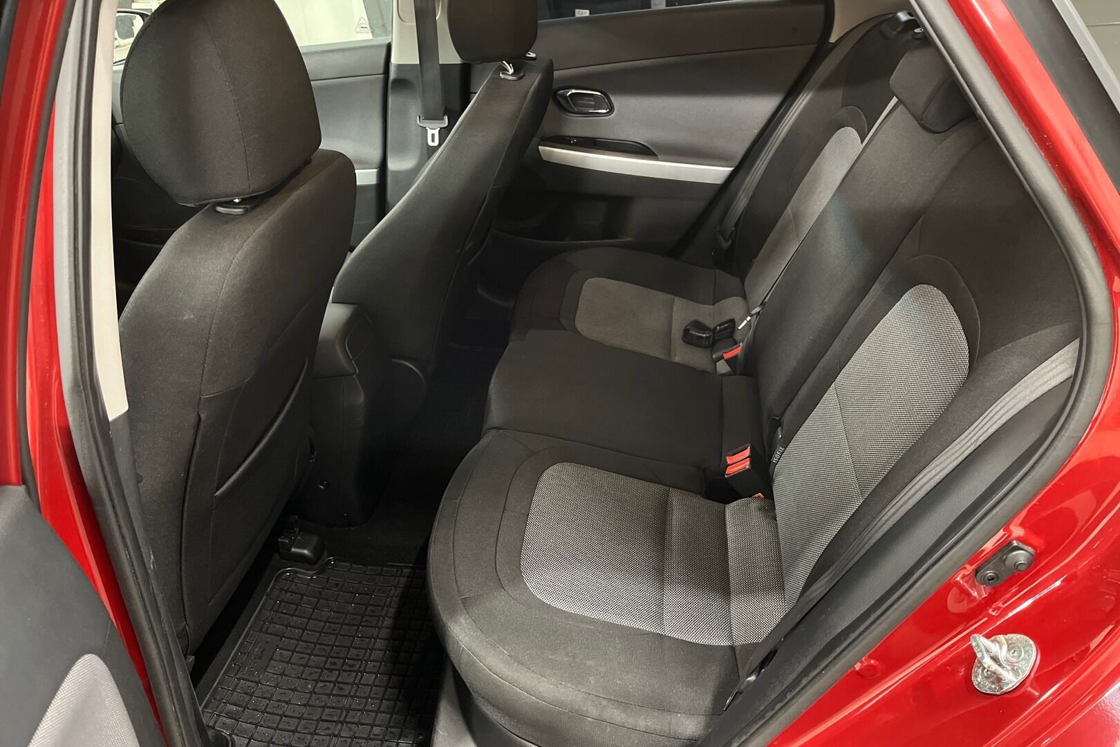 Kia cee'd iso kuva 8