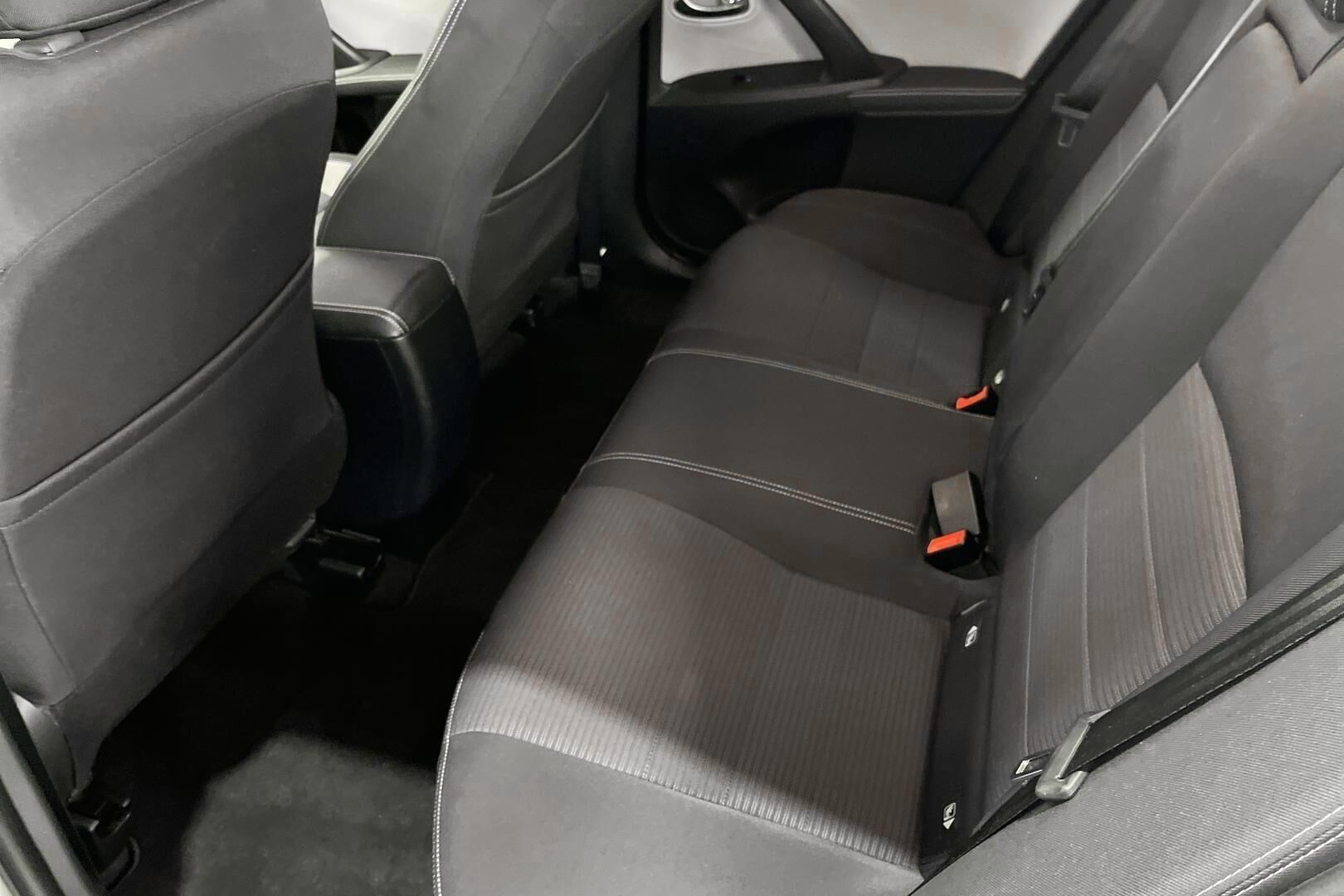 Toyota Avensis iso kuva 10