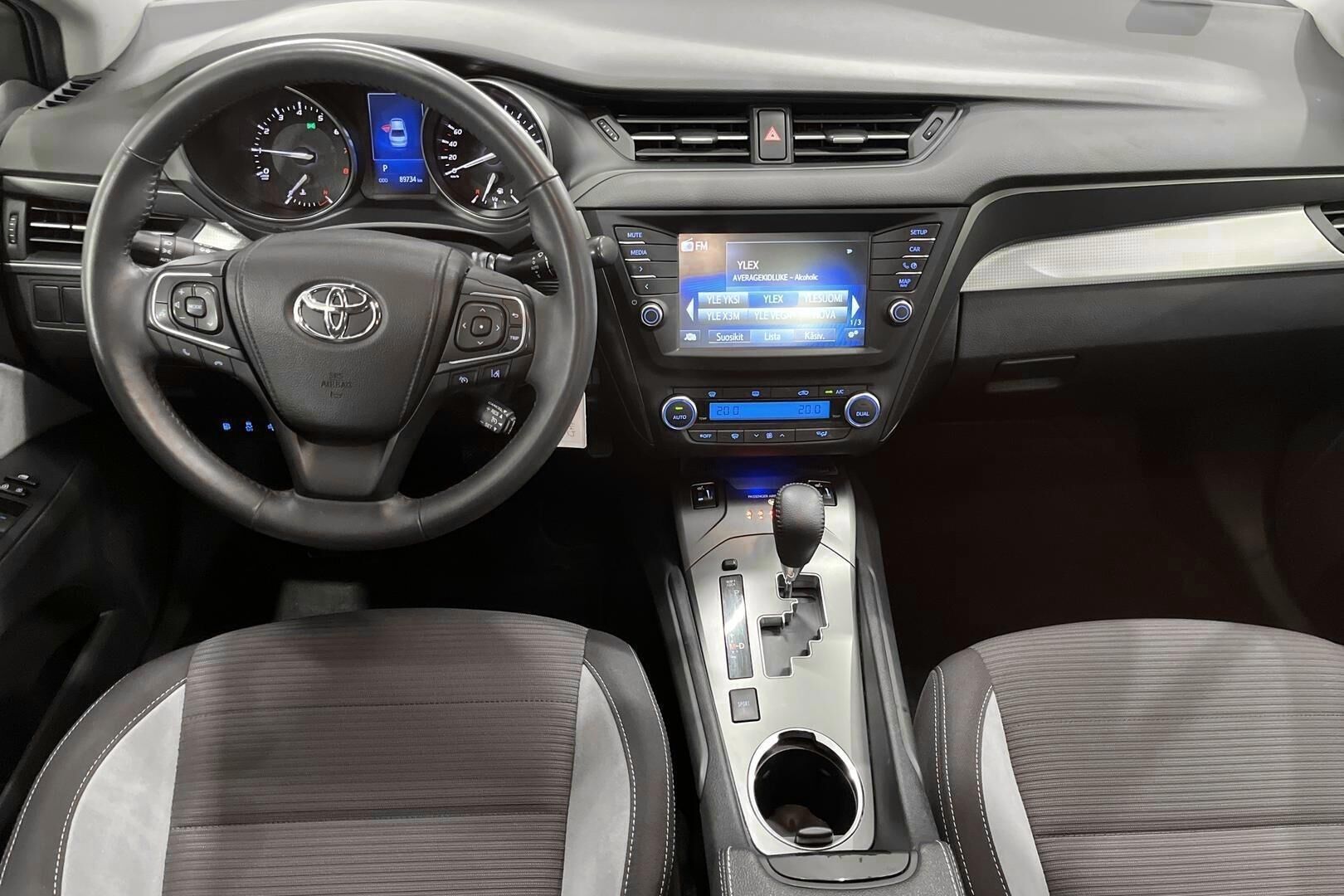 Toyota Avensis iso kuva 11