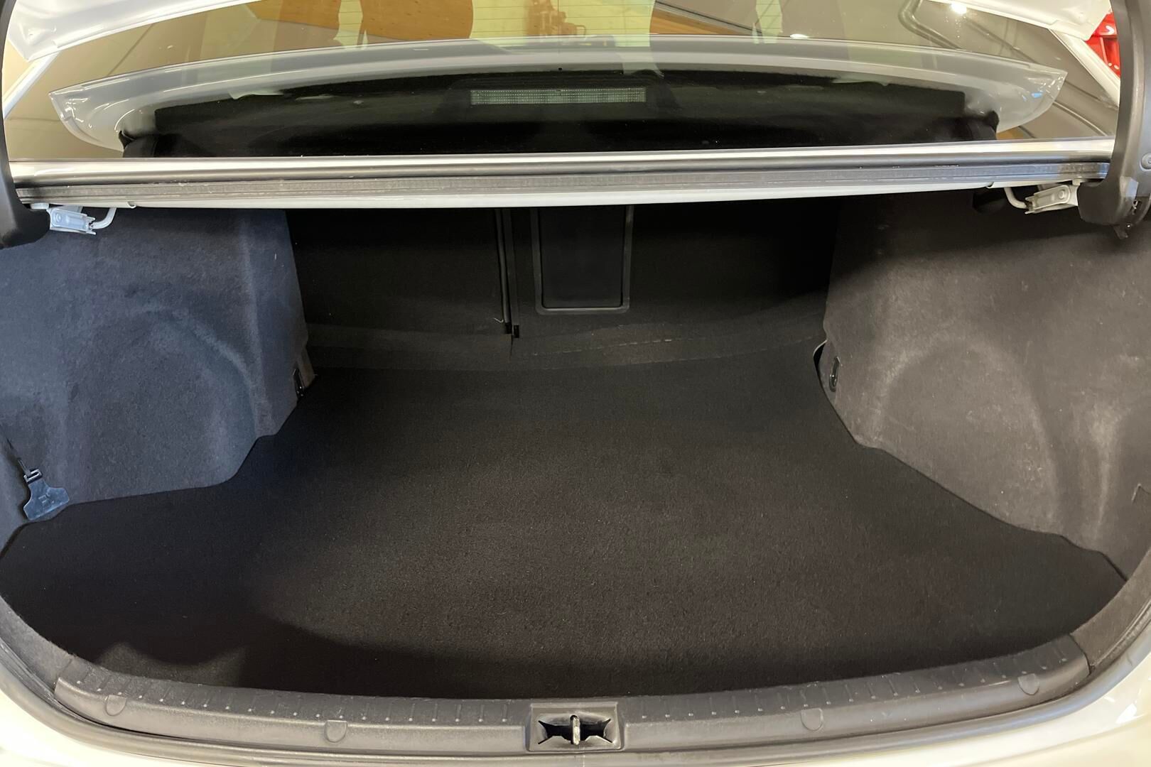 Toyota Avensis iso kuva 12