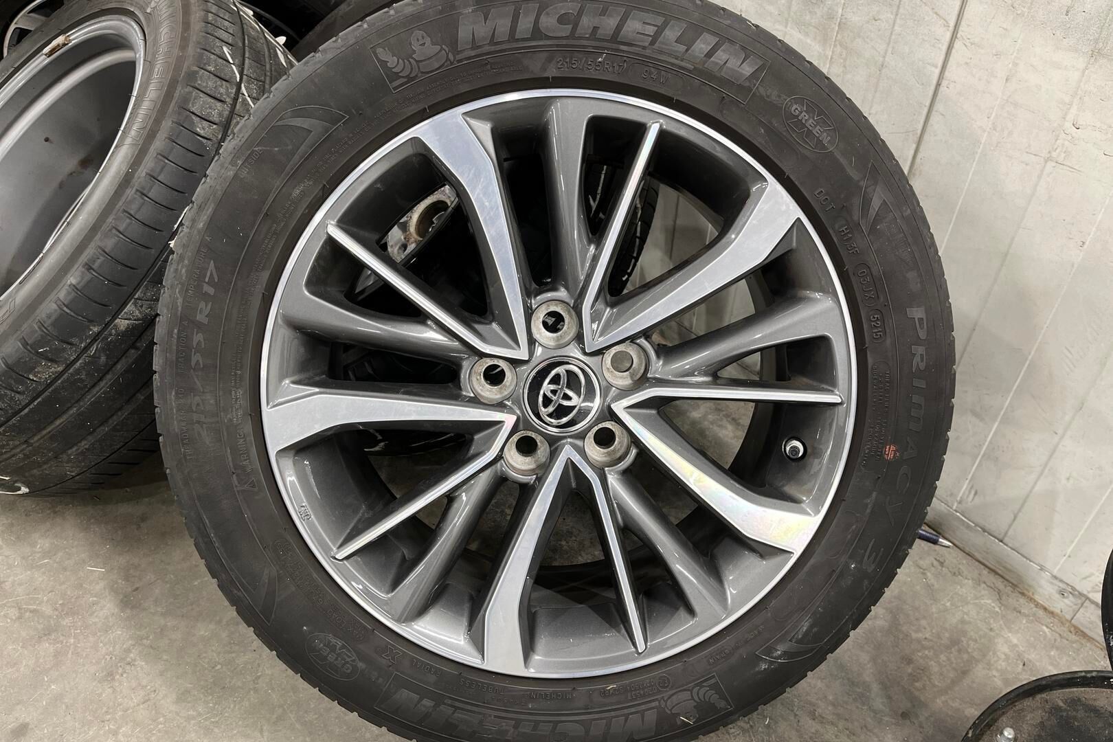 Toyota Avensis iso kuva 14