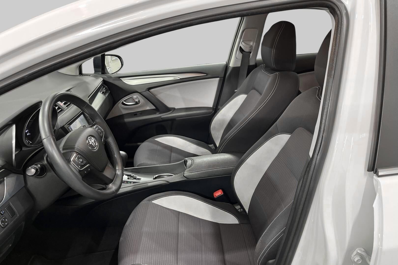 Toyota Avensis iso kuva 16