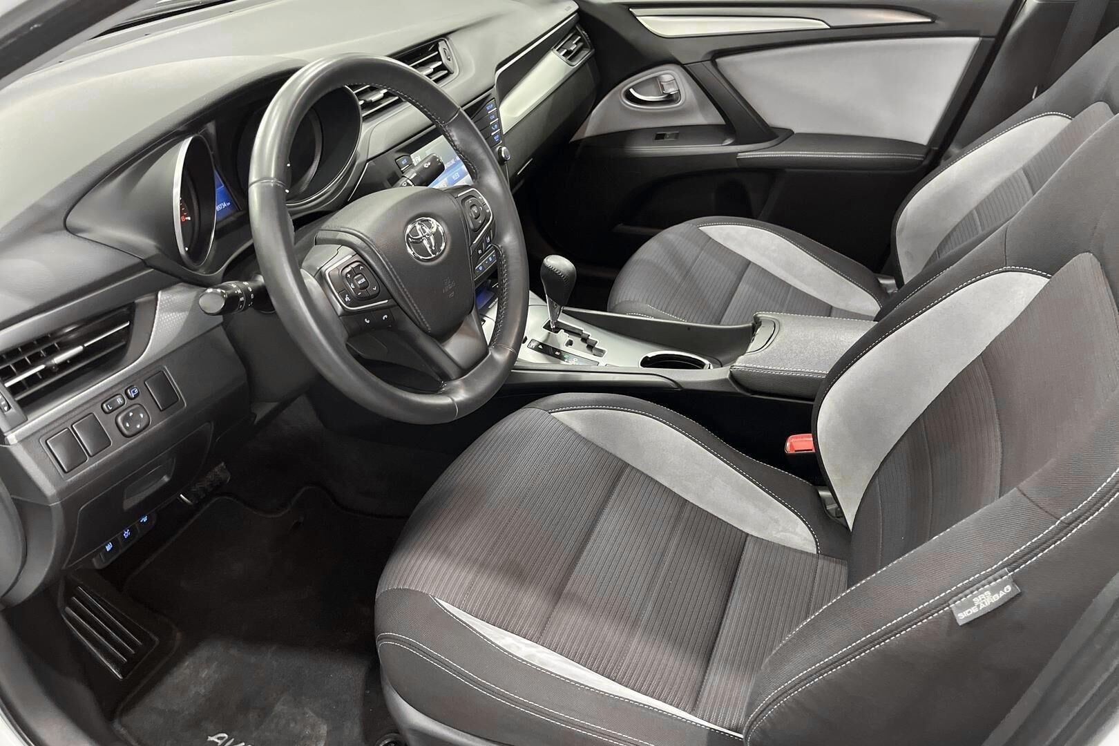 Toyota Avensis iso kuva 9