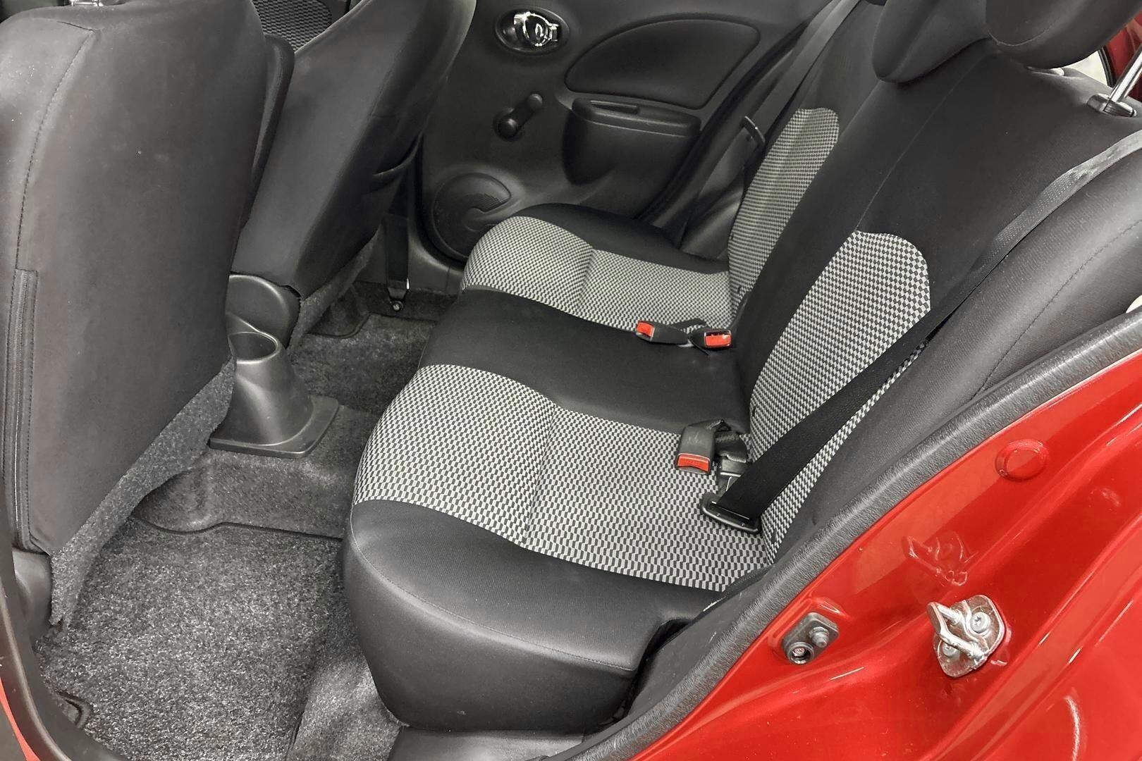 Nissan Micra iso kuva 10