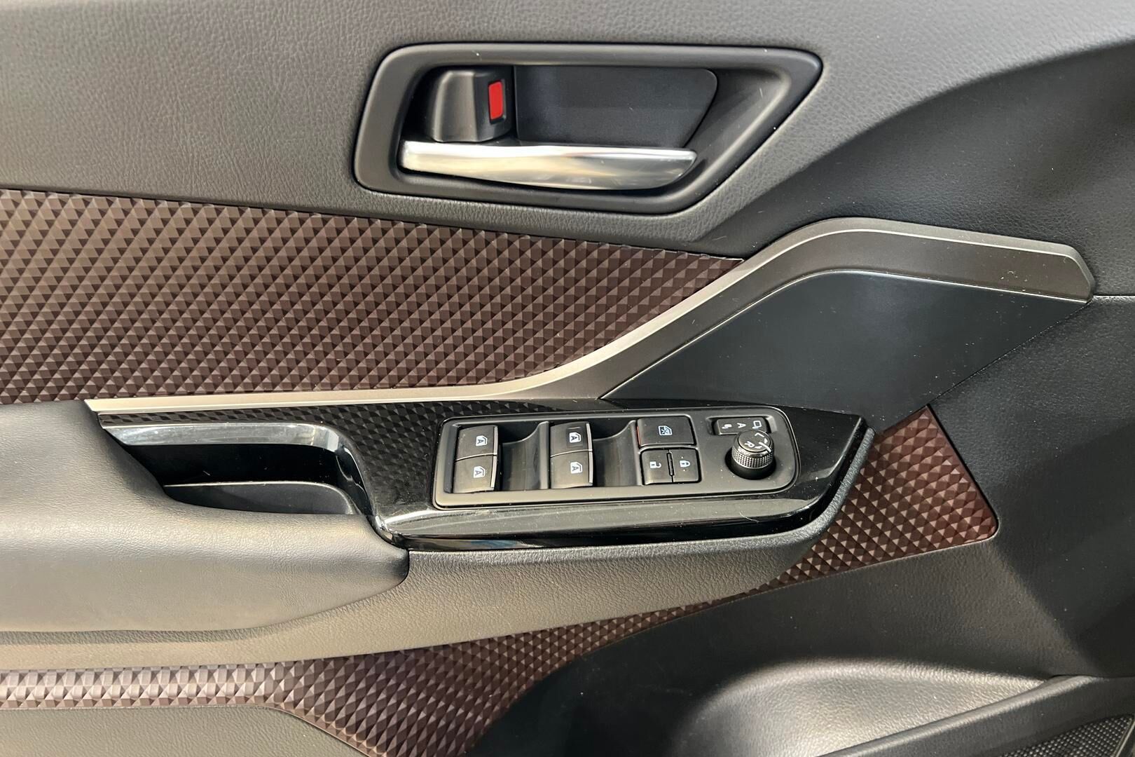 Toyota C-HR iso kuva 21