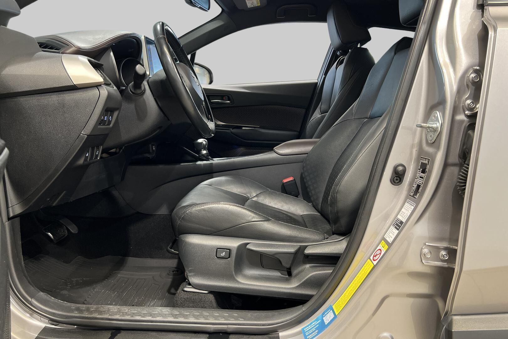 Toyota C-HR iso kuva 9