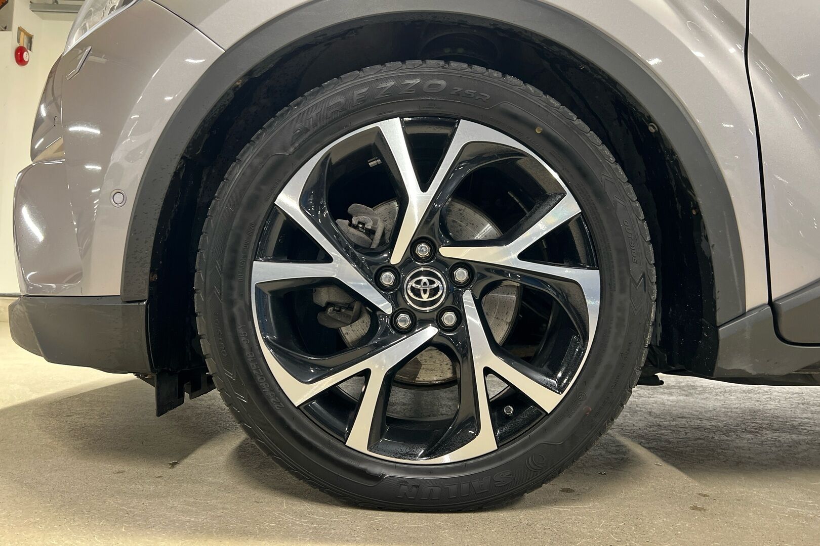 Toyota C-HR iso kuva 10
