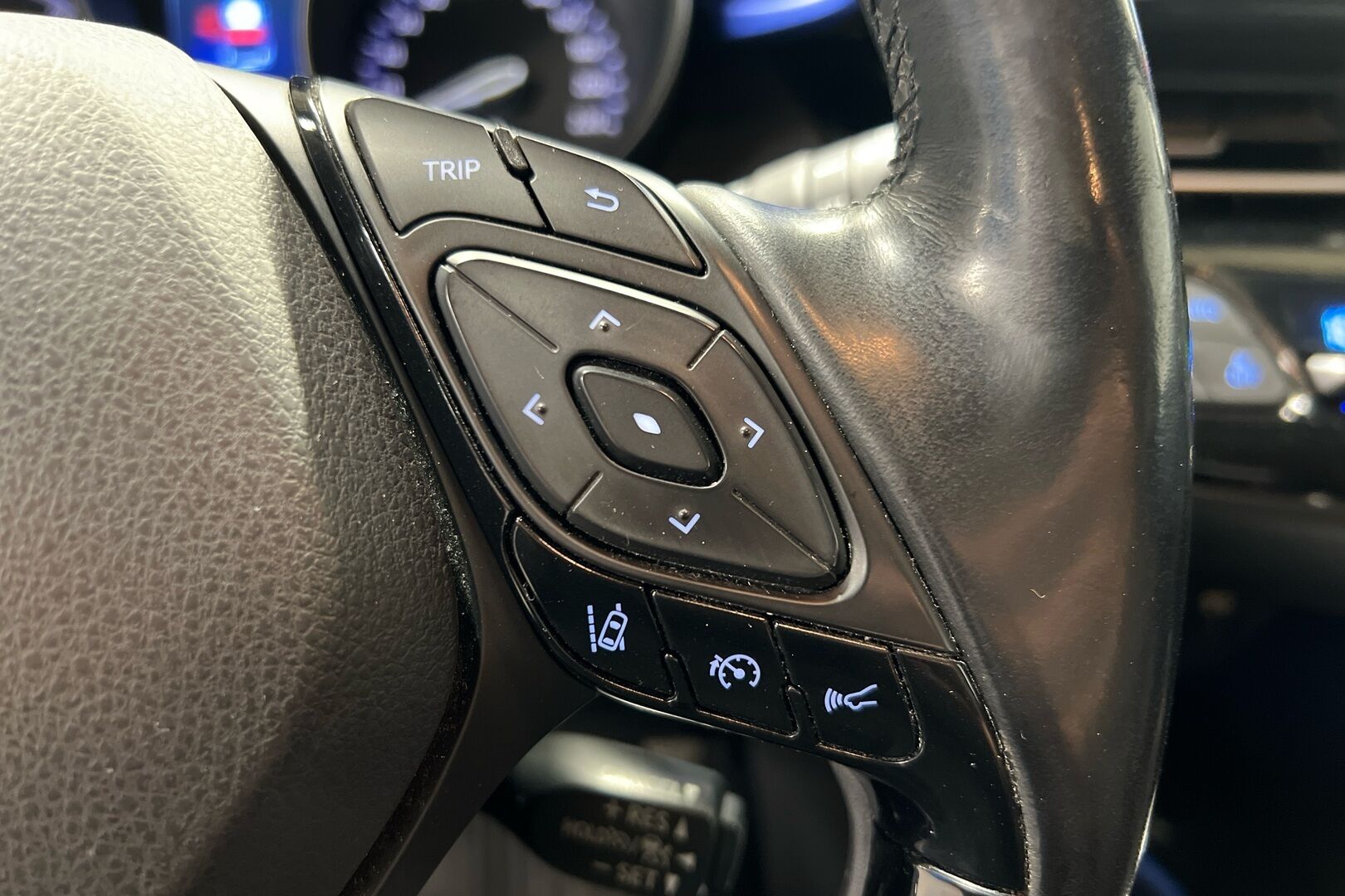 Toyota C-HR iso kuva 14
