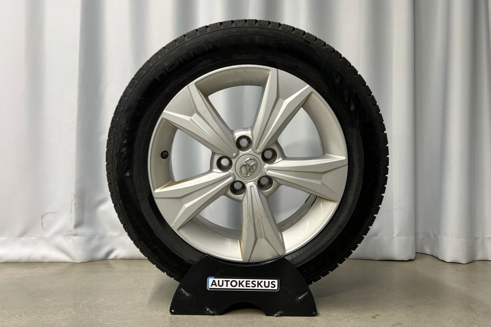 Toyota C-HR iso kuva 18